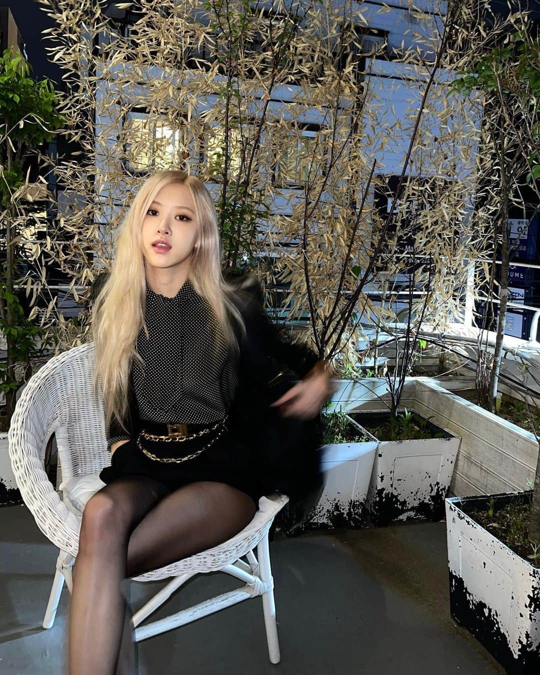 ロゼさんのインスタグラム写真 - (ロゼInstagram)「@ysl @anthonyvaccarello   #saintlaurentseoulflagship #iwishyouwerehere 🖤 Photo by @iammaeng」4月30日 2時45分 - roses_are_rosie