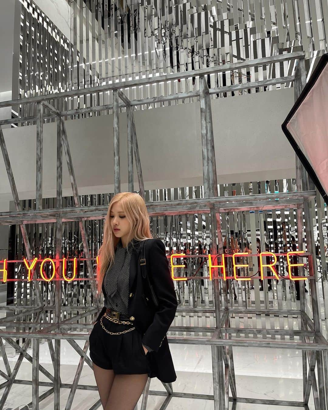 ロゼさんのインスタグラム写真 - (ロゼInstagram)「Best day ❤️  But missing @anthonyvaccarello.. :’(   @ysl @anthonyvaccarello   #saintlaurentseoulflagship #iwishyouwerehere 🖤 Photo by @iammaeng」4月30日 2時59分 - roses_are_rosie