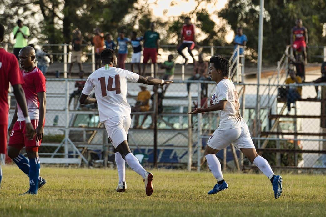 中町公祐のインスタグラム：「またもや1-1DRAW。 勝ちきれず。 開始2分でコーナーキックから失点。 個人にフォーカスを当てると残り10分を切った所まで0-1のままで、センタリングから同点ゴールを決めました。 (ちなみにヘッドです。) ・ アフリカに移籍してから、公式戦でゴールだけ決めれてなくて、なんとか元々の想いであった天国の息子に届くようにと。 チームが決まらなかった時もそこを達成しないと日本には帰れないと踏ん張ってたんだけど。。 いざ残り10分切ってて同点ゴール決めたら『もう一点取って勝つぞ』 って気持ちが強すぎて、、 空を見上げてダディは点をとったぞ！見てるか彪護？ ってやるの忘れてしまった。 ごめん、彪護また点取るから許してw ・ ちなみに2試合連続Man of the match。 頂いた賞金250k(日本円換算1,250円) ・ アフリカでやってはいけないこと ・『物事を決めつけてかかること』 ・『時給換算をすること』 ・ ・ #アフリカ初ゴール #パフォーマンス忘れ」