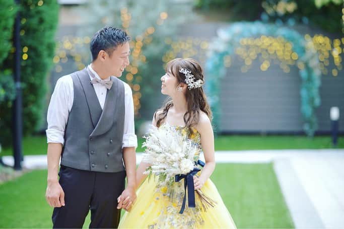 アニヴェルセル 神戸 公式のインスタグラム：「*  ホワイト×ブルーの結婚式らしさと カジュアルな花材を掛け合わせたブーケが 新郎のベストスタイルにぴったり♡  カラードレスの差し色との バランスもとっても素敵ですね☺️💓  *  @anniversaire_kobe 衛生面を考慮してブライダルフェアも開催中です  #アニ嫁 #アニスタグラム #アニヴェルセル #オリジナルウェディング #アニヴェルセル神戸 #神戸女子 #恋人の聖地 #神戸プレ花嫁 #神戸ウェディング #式場探し #神戸花嫁 #結婚式レポ #神戸結婚式 #大人花嫁 #ウェディングレポ #結婚式場 #神戸結婚式場 #ナチュラルウェディング #挙式 #関西プレ花嫁  #ガーデンウェディング #チャペルウェディング #結婚式演出 #フォトウェディング」