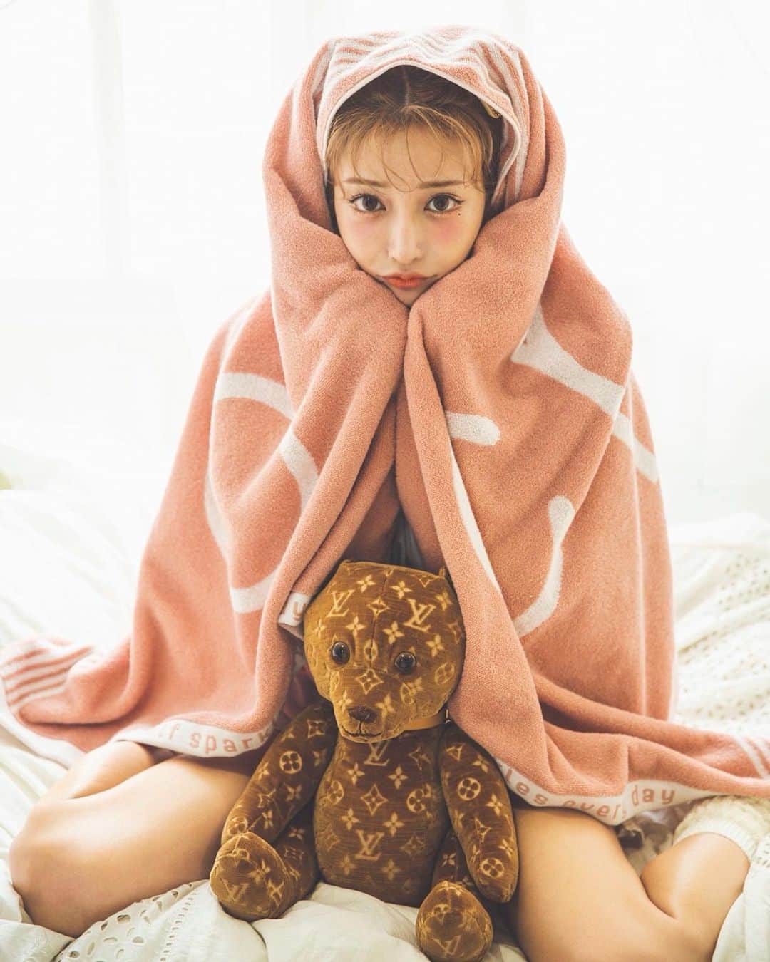 明日花キララのインスタグラム：「@cpito_official ノベルティのビーチタオルふあっふあで肌触り気持ち良い🎀❤︎ 厚手生地なのでラグ代わりにも使えるよ！！🛌 冷房とても苦手だからこれからの時期にたくさん使う🌈🤱🏻🤍  ¥35,000(税込)以上お買い上げで150㎝×85㎝サイズの大判 Beachタオルがもらえます！！ みんなでお揃いで包まりましょ♡」