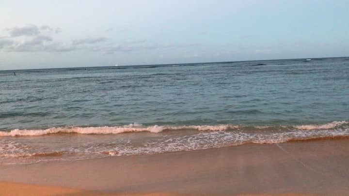 丹羽麻由美のインスタグラム：「2021年4月30日  4月も今日で終わり。 日々お疲れ様です☺️  #GW2021 #Hawaii #waikiki  #beach #夕方 #波の音 #nofilter」