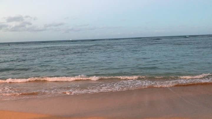 のインスタグラム：「2021年4月30日  4月も今日で終わり。 日々お疲れ様です☺️  #GW2021 #Hawaii #waikiki  #beach #夕方 #波の音 #nofilter」