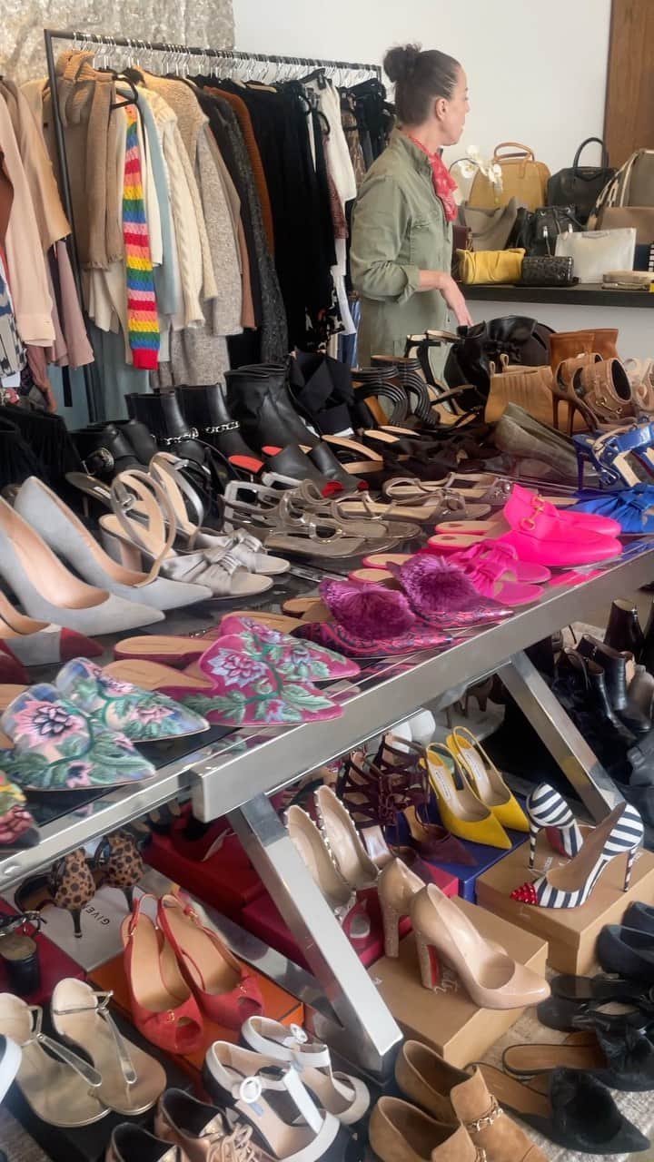カレンザンボスビンテージクチュールのインスタグラム：「HIGH END APPAREL AND ACCESSORIES POP-UP SHOP. DM EITHER OF US TO BOOK AND APPOINTMENT TO SELL OR BUY @KARENZAMBOS  OR @FULLCIRCLEFASHIONLA」