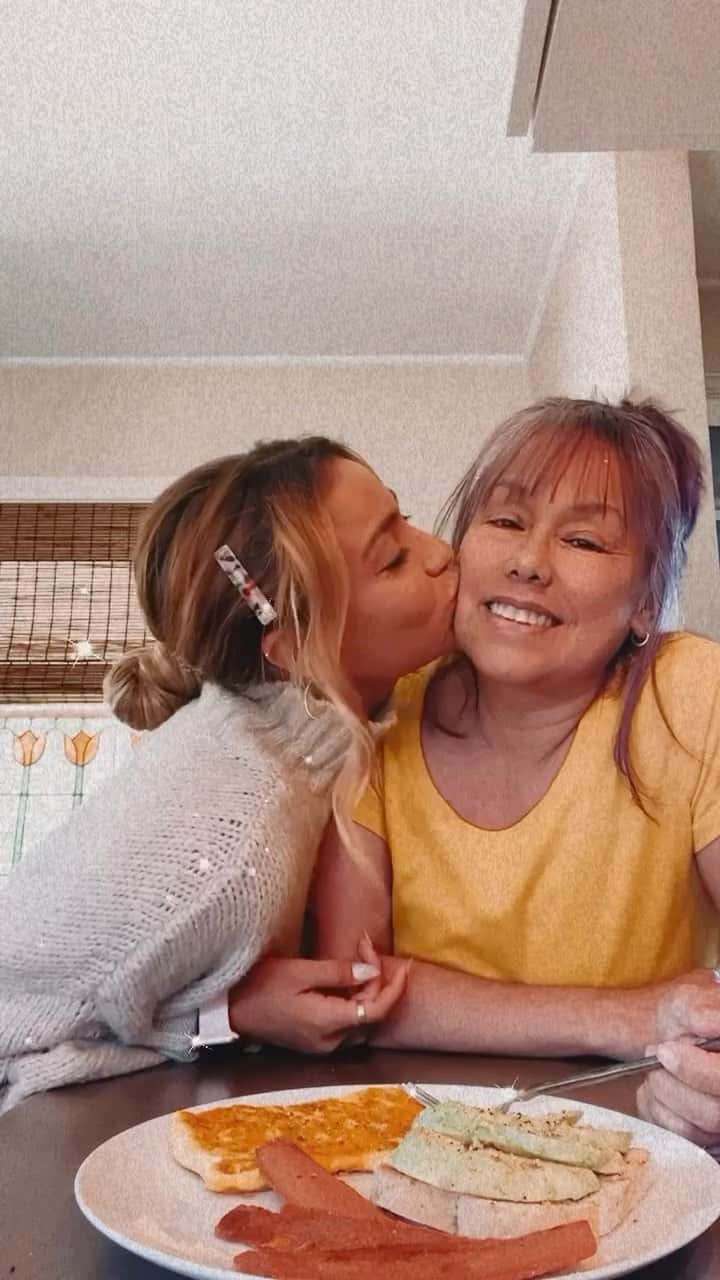 ティア・ブランコのインスタグラム：「An all vegan, delicious breaky for my mama! Everything I used was from @shopvejii “meal in a box” food delivery service, making plant based cooking easy peasy... My mom and I actually went vegan together almost 8 years ago now and we love it. This year Shop Vejii wants to help us celebrate mothers who have supported us along our vegan & health journeys! Go over to their site & check out the Mother’s Day bundle so you can gift your mom some plant based goodies too!!! Thanks for helping me spoil my mama @shopvejii 😽 @tiasvegankitchen #mothersdaygiftideas #vegan #shopvejii」