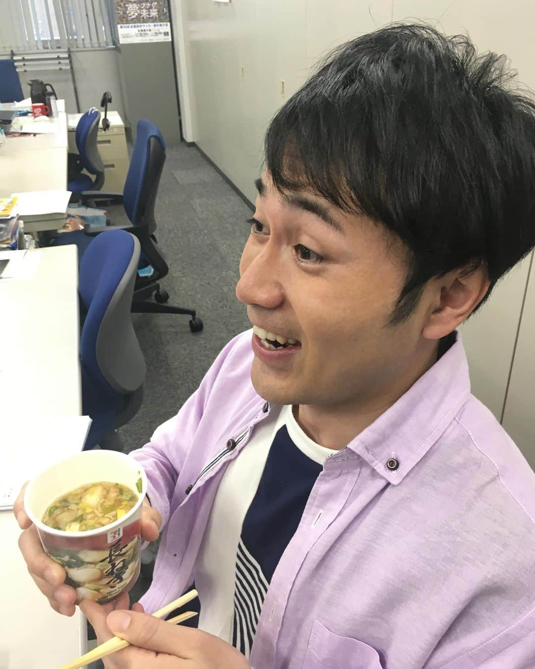 札幌テレビ「どさんこワイド朝」さんのインスタグラム写真 - (札幌テレビ「どさんこワイド朝」Instagram)「毎月30日は『みその日』！ ナニ派リサーチのコーナーは、「毎日 おみそ汁は飲みますか？」という質問でした。  もちろん！毎日飲むという工藤アナ！けさも朝からパワー補給です！  #みそしる #朝から活力 #謎にきめ顔 #どさんこワイド朝  #工藤聖太」4月30日 8時10分 - dosanko_asa