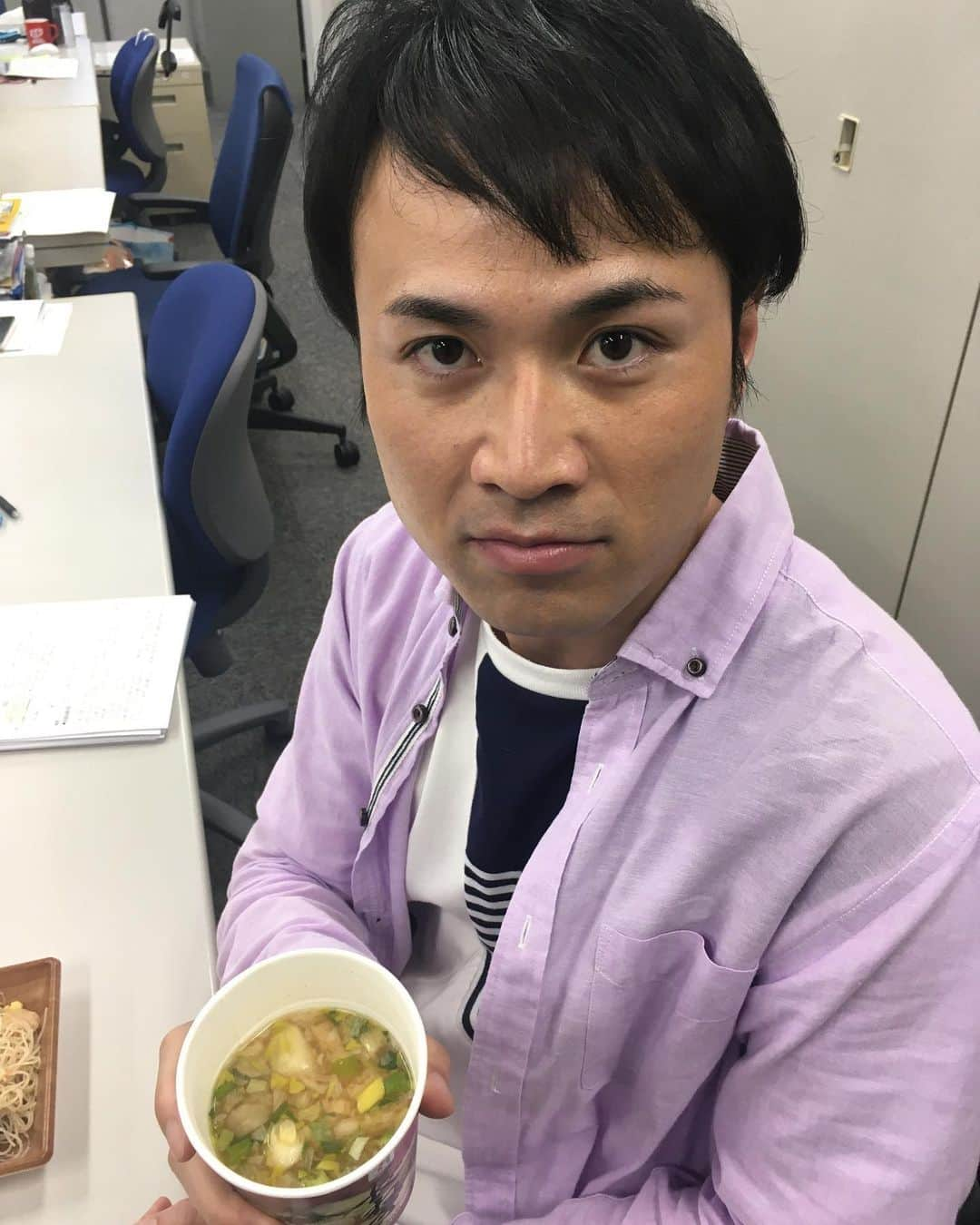 札幌テレビ「どさんこワイド朝」さんのインスタグラム写真 - (札幌テレビ「どさんこワイド朝」Instagram)「毎月30日は『みその日』！ ナニ派リサーチのコーナーは、「毎日 おみそ汁は飲みますか？」という質問でした。  もちろん！毎日飲むという工藤アナ！けさも朝からパワー補給です！  #みそしる #朝から活力 #謎にきめ顔 #どさんこワイド朝  #工藤聖太」4月30日 8時10分 - dosanko_asa