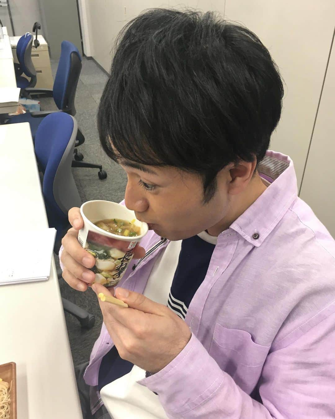 札幌テレビ「どさんこワイド朝」さんのインスタグラム写真 - (札幌テレビ「どさんこワイド朝」Instagram)「毎月30日は『みその日』！ ナニ派リサーチのコーナーは、「毎日 おみそ汁は飲みますか？」という質問でした。  もちろん！毎日飲むという工藤アナ！けさも朝からパワー補給です！  #みそしる #朝から活力 #謎にきめ顔 #どさんこワイド朝  #工藤聖太」4月30日 8時10分 - dosanko_asa