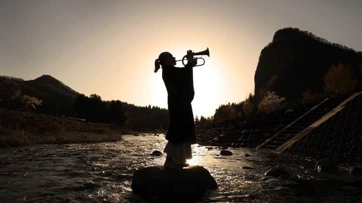 TOKUのインスタグラム：「<国際ジャズデーに寄せて |  In celebration of the International Jazz Day (English below)>  Jazzは即興演奏と躍動的なオフ・ビートのリズムを主な特徴とする音楽と表現される。  そして僕は、Jazzの本質には必ず「リスペクト」があると感じている。  コロナ禍の今、Jazzには新たな使命があると感じる。  それはJazzの即興性や、予定調和ではない挑戦。 そしてメンバーの演奏に敬意をもって心から耳を傾け音楽を創っていく姿勢。  人種を超え、Jazzが示せる、希望ある未来への歩み方がきっとある。  だから、僕は演奏を続けたい。  世界が音楽を必要としてくれる限り。 TOKU  Jazz is often characterized by likes of syncopated rhythms and varying degrees of improvisation.   But I also feel that there is the element of respect in its essence.  In this era of turmoil, I believe Jazz has its own purpose.  Improvisational aspect of Jazz, challenging for the unpredictable. The attitude of one respecting another and sincerely listening from the heart.  Transcending differences, Jazz shows a path for a hopeful future. That's why I want to continue playing.   As long as the world needs music. 2021.04.30 (International Jazz Day) TOKU  #jazz #music #purpose #life #motivation #celebration #internationaljazzday #jazzsamurai #tokujazz #newchapter」