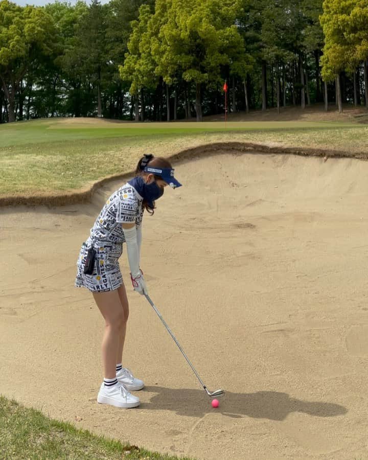 のインスタグラム：「. スイング動画🏌️‍♀️☀️ . ①②バンカー脱出💨💨 2枚目は最近得意な6U 左足上がりで出るか不安だったけど、うまくいって嬉しかった☺️ ③sw ふわっとふわっと。 ④ショートホールの8i ちょっと左だったけど無事にワンオン！ ⑤7i ダフってあんまり飛ばなかったやつ スタスタスタ、、🚶‍♀️ ⑥⑦背中からの5w 苦手だったのに、いつの間にか友達になれてきてる🤝 セカンドショット大事ですよね！ . もっと美スイング目指して頑張ります😆✊ . #ゴルフ女子#ゴルフ初心者#ゴルフ#ゴルフスイング#スイング動画#ゴルフスイング動画#ごるふ女子#バンカーショット#ゴルフ好き#ゴルフ好きな人と繋がりたい#golf#golfswing#golfstagram#golflife#golfgirl」