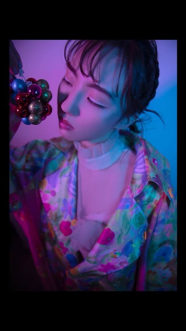 川平朱莉のインスタグラム：「初IGTV📺  この前の撮影のメイキング映像まで作ってくださいました😳  1枚の写真でもこれだけたくさんの方が携わってくれていて、私はモデルとして作品を表情でたくさん伝えていかなきゃなと改めて実感しました。。。  楽しい撮影ありがとうございました！🍇 @kai_takahashi_kai  @tane1_ @terashima0330  @kazu.s.mua  @skfilm28」