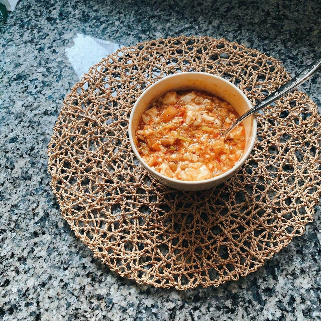 多岐川華子さんのインスタグラム写真 - (多岐川華子Instagram)「ズボラ腸活ご飯。なるべく身体のこと考えて食事したいけど、簡単に済ませたい時によく食べます❣️  ①絹豆腐1パック(小さめサイズ3個セットで売ってるもの。大体150gです)②小口切りにした長ネギ③薄めに切った生姜④生卵⑤キムチ⑥納豆 *茹でたほうれん草を入れる時もありますが今回はなし  を深めの器に入れ、お醤油とコチュジャンを入れてかき混ぜ、ラップをして レンジで1分50秒ほどチン！以上！  -------  発酵食品には善玉菌を増やす為にも必要不可欠な乳酸菌が含まれています。  腸内の善玉菌を増やす乳酸菌には 植物性のものと、動物性の2種類があり  日常的に摂るのは 【植物性の乳酸菌】がおすすめです。 ※味噌、納豆、キムチ、お醤油、甘酒、お漬物など。  胃酸に強く、腸に届きやすく悪玉菌を減らして善玉菌を増やす。 腸内環境を整えてくれます。  動物性のもの(チーズやヨーグルト等)が作り出した乳糖は、腸に刺激を与え腸の働きを活性化するので、お腹がゆるい人は摂りすぎには注意です💁‍♀️ . . #腸活#サクッとご飯#腸活ごはん#腸活レシピ#簡単レシピ#意外と満腹になる#ひとりご飯#栄養#免疫力アップ#腸内環境#腸内環境改善#便秘解消#便秘#お腹弱い#お腹ゆるい#お腹がゆるい人の腸活#発酵食品#乳酸菌#美腸プランナー#お腹が弱い人のための腸活#はなこ飯#腸活はなこ」4月30日 9時51分 - hanako__official