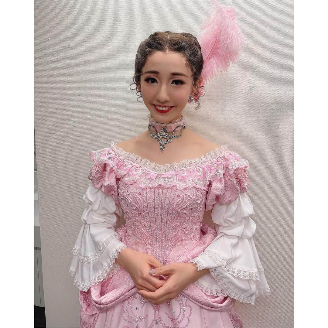 咲希あかねのインスタグラム：「明日、5月1日12:00公演でフルコスチュームが最後です！！  ”結婚式の参列者”の役☝︎ 12年前も今回もたまたまピンクのドレス😚 探したら12年前に作ったチョーカーが出てきたので、今回つけてるんです♪  2個のネックレスを上下入れ替え、交差してチョーカーに縫い付けています😋 ネックレスのラインにこだわりがあってすごく時間がかかったのを覚えています！ (研4のつくった物なのと、12年前のなので細かくは見ないでくださいね笑)  今回のかつらは全て用意して頂いてるもので、ここの場面はがっつりアップスタイルで暗めの髪色。。。 舞台稽古などですっぴんだと、完全に鹿鳴館にいそうな人みたいになるんです🤣笑 としし(#宇月颯 さん)に、その話したら『鹿鳴館！』って呼んでくれるようになりました😚❤️ 嬉しい！笑  鹿鳴館は明日、最後の参列してきます💒  #エリザベート #ガラコンサート  #手作りアクセサリー #娘役 #チョーカー  カメラマンは私のかわいい相手役😘」