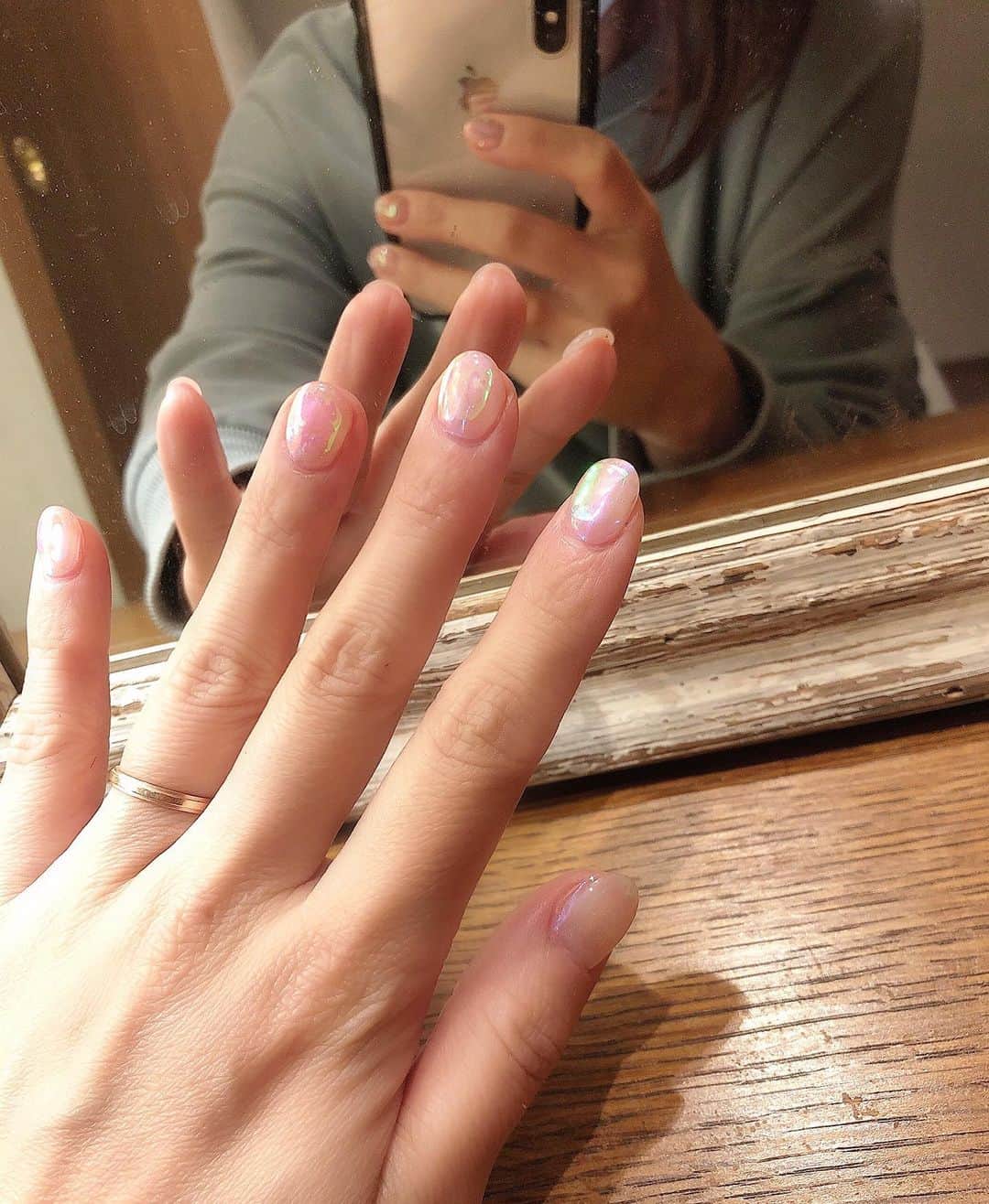 那須久美子のインスタグラム：「キラキラ✨オーロラの輝きの氷ネイルにしてみました✨  間にフィルムを挟み込んでいるからどの角度から見てもキラキラ✨するらしい✨  写真では伝わらない。。。🤔✨  右手はクリアにシェルとワイヤーでニュアンスネイルにしてもらった💕  キラキラが気分だ🤩  #氷ネイル　#ネイル デザイン　#ワイヤーネイル  #シェルネイル」