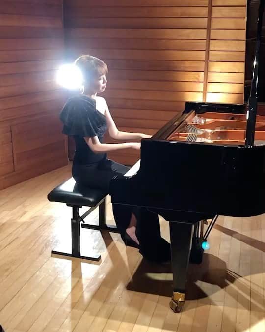武村八重子のインスタグラム：「作曲演奏の一コマ。というか一瞬w . #pianist #composer #piano #classic #music #撮影 #演奏 #ドレス #イタリアブランド #ピアニスト #作曲」