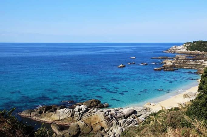 Re島CHANNELのインスタグラム：「福岡から65分で渡島できる屋久島。  世界屈指の美しい自然を有する屋久島は、「映え写真」がザクザク撮れる絶景の宝庫。その多くは山の奥深くにありますが、本格的な登山をしなくても、映え写真が撮れる絶景は山ほどあります。 今回は、ガイドブックにあまり載らない、手軽に見ることができる屋久島の海と川の「裏・絶景」5選をお届けします。  ▶︎ 山に登らなくたって映え写真は撮れる！　屋久島の「裏・絶景」10選【海と川編】  https://www.retochan.com/blog/archives/308  ▼→プロフィール画面のリンクから『Re島チャンネル』へ。「Re島ブログ」に地元ライターのおすすめする「福岡→離島の楽しみ方」をご覧いただけます♪ @retochan ・ #Re島プロジェクト #屋久島  #島旅 #離島 #絶景　#福岡から直行 #絶景」
