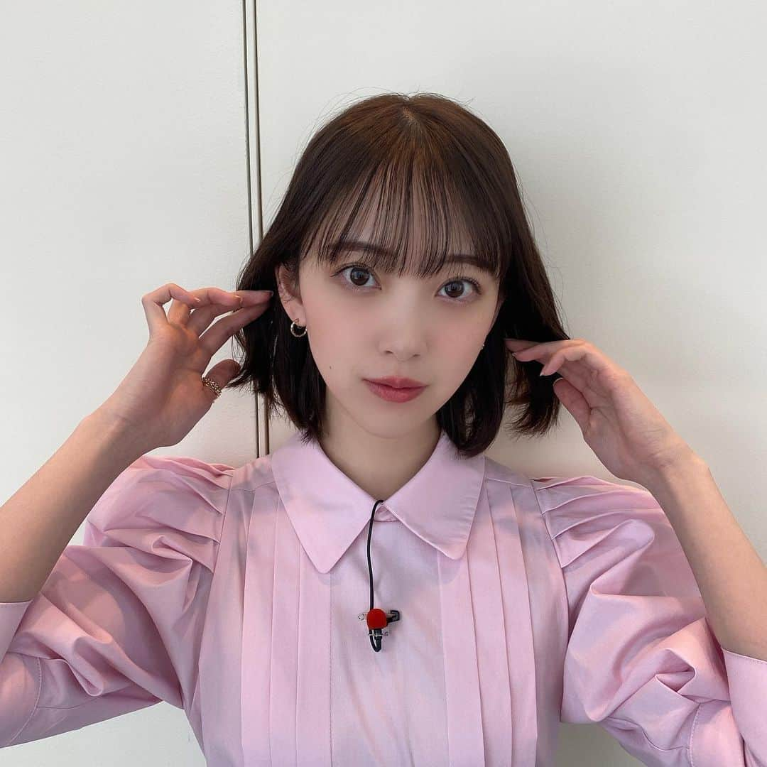 堀未央奈さんのインスタグラム写真 - (堀未央奈Instagram)「🌸🤍💠  ヒルナンデス！ ありがとうございました🪞  衣装はピンクxブルーで 春らしく爽やかに🕯  そして1stフォトブック " いつのまにか " 写真集部門1位 ありがとうございます🍃」4月30日 16時10分 - horimiona_official