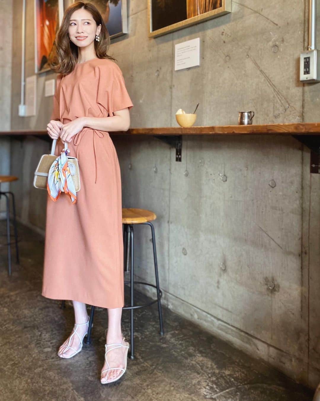 石黒美帆のインスタグラム：「*﻿ 今日は良いお天気〜☀️﻿ ﻿ ﻿ 着るだけでコーデが決まるセットアップは﻿ @rewde_official と、VERYで活躍するスタイリスト坂野陽子さんとのコラボアイテム🧡﻿ ﻿ ﻿ リネンライクな生地で、着心地が良いのにキチンと感も出るし、オレンジだけどくすみなのも肌馴染み良くて良いですよね〜☺️🍊﻿ ﻿ ﻿ 全4色で他のカラーも可愛いかった🤍﻿ ﻿ ﻿ ﻿ #ファッション#春服#春服コーデ#春コーデ#ルゥデ#シンプルコーデ#セットアップ#ヴァジック#rewde#vasic﻿」