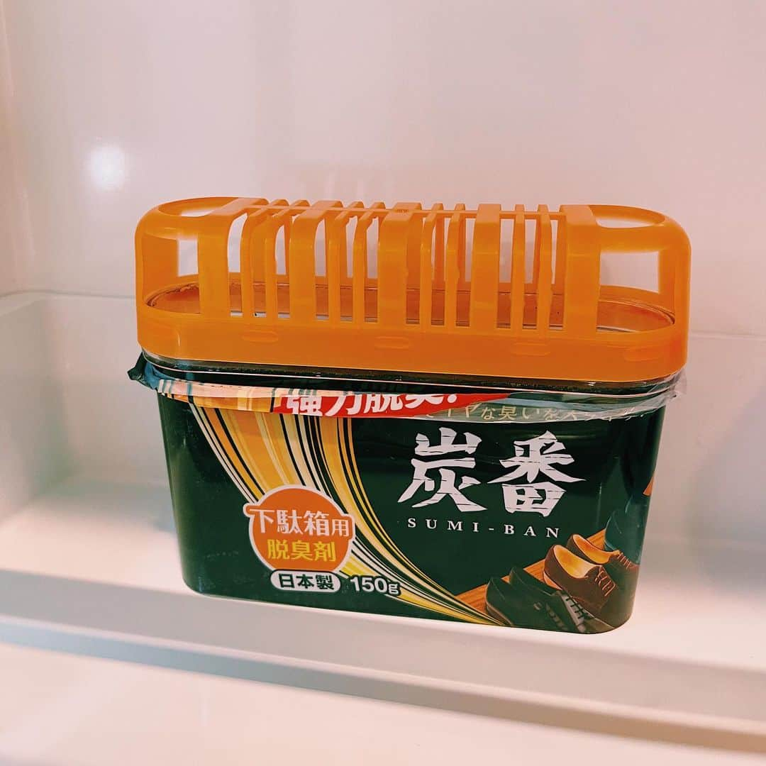 渡辺直美のインスタグラム：「I thought this was a deordorizer for the fridge but this was for shoes. It's written in big font too. There's also pictures of shoes.  I can't speak English and on top of that I'm starting to lose my Japanese reading skills. Coming to New York has made me lose all languages.  Because I have high expectations for the deodorizing power bamboo charcoal has I'm going to keep using it.  I wanted to show you my glamorous life in New York but this is the reality. Or maybe it's just me🤣  2 weeks has passed since I've come to New York😊  冷蔵庫用の脱臭剤だと思いぶち込んでたら 下駄箱用でした。 大きく書いてあるのに。 むしろ靴の絵描いてあるし👞  英語も喋れない上に日本語も読めなくなって終わりました。ニューヨークに来て私は言語を見失ったみたいです。  炭自体の幅広い脱臭力に期待を込めてそのまま使います。  本当はみんなにキラキラしたニューヨーク生活を見せたかったけど、これがリアルです。 いや、私だけか🤣  ニューヨークに来て2週間経ちました🤞 まじインスタにあげる内容じゃない🤣 地元の友達に送っても なにやってんの で終わる内容🤣🤣  今度はキラキラリア充大爆発を載せるね😉 キラキラリア充を大爆発させる意味じゃないよ😉」