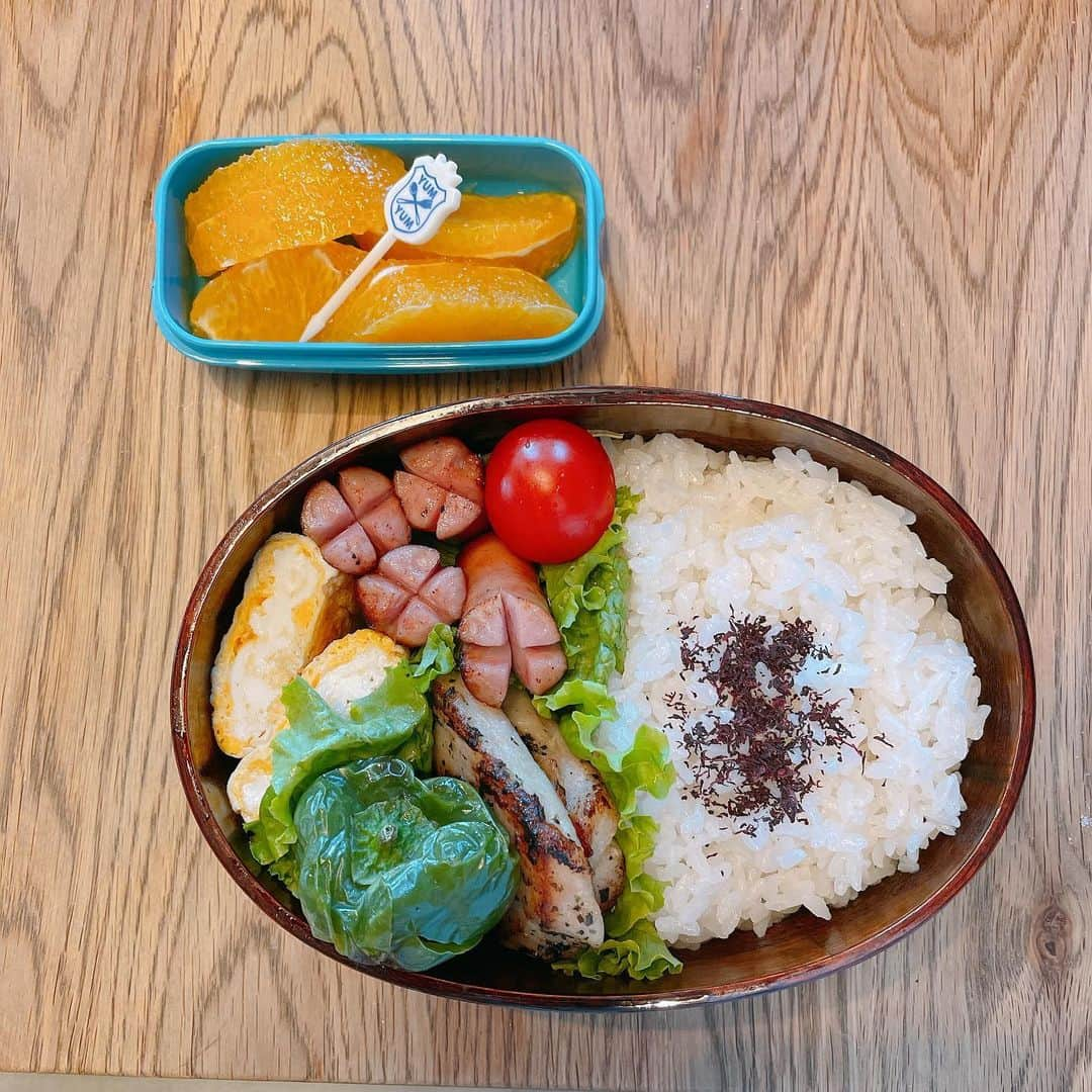 坂下千里子さんのインスタグラム写真 - (坂下千里子Instagram)「15回目のお弁当。朝から事件。昨夜の晩御飯の残りが見当たらない。お弁当用にと子供には伝えてあったので、、、容疑者はただ一人。　ゆっくり起きて来た容疑者に一つ質問をしたところで自白。逆ギレ。寝直すという。。。 　そっとこの本を置いておきますね。。 . . #お弁当#娘弁当 #ランチ#ピーマン素焼き🫑#やりがち #ウィンナー #切り方 #覚えました #カジキマグロのソテー が#メインなのに #控えめ な#存在感」4月30日 11時39分 - chiriko_sakashita_official