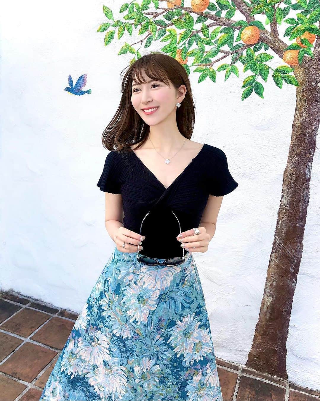 のインスタグラム：「🕊💙🍃🍊 𝑬𝒂𝒓𝒍𝒚  𝑺𝒖𝒎𝒎𝒆𝒓! こんにちは🤗 . 思い出pic投稿していきます🐾 . 志摩地中海村で爽やかでなんとも可愛らしい壁を発見💕 海外リゾートにきたような気分でした🏝✨ . . Vラインが可愛いトップスは @mercuryduo_com 新作 . ゴージャスな花柄スカートは @lamode_official 新作 高級感があって華やかです💐 . そろそろ夏服も揃えていきたいですね〜☺️🌻 . . それにしても2枚目の表情w だれ、、、🤣！！！笑 . . . . Tops：#mercuryduo #マーキュリーデュオ Skirt：#lamode #ラモード Sunglasses：#chanel #シャネル . . . #lamode_cd #mercuryduo_styling #pr #スカートコーデ #サマーニット #大人可愛い #大人かわいい #大人コーデ #花柄スカート #涼しげ #爽やか #大人可愛いコーデ  #キレイめコーデ #ブルーコーデ #リゾートコーデ #リゾート #大人スタイル #夏先取り #夏服コーデ #春夏コーデ #志摩地中海村 #地中海 #地中海村 #伊勢志摩」