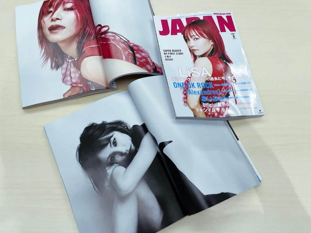 LiSAさんのインスタグラム写真 - (LiSAInstagram)「本日発売の「ROCKIN'ON JAPAN 2021年6月号」様で、表紙にしていただいています。10周年を迎え、LADYBUGを発売するにあたり、自分の心と向き合いながら現在地を確認しながら幸せを噛み締めながら大切に大切にじっくり小栁さんとのお話させていただきました。  小栁さんのメッセージに感動してます。 これまで出会った皆さんに、届きますように。  なんと40Pに渡る写真とインタビュー📖 写真も全部お気に入り。素直な気持ちでしっかりLiSAを撮ってもらいました。歴史的一冊を是非受け取ってください🐞 #LADYBUG」4月30日 12時16分 - xlisa_olivex