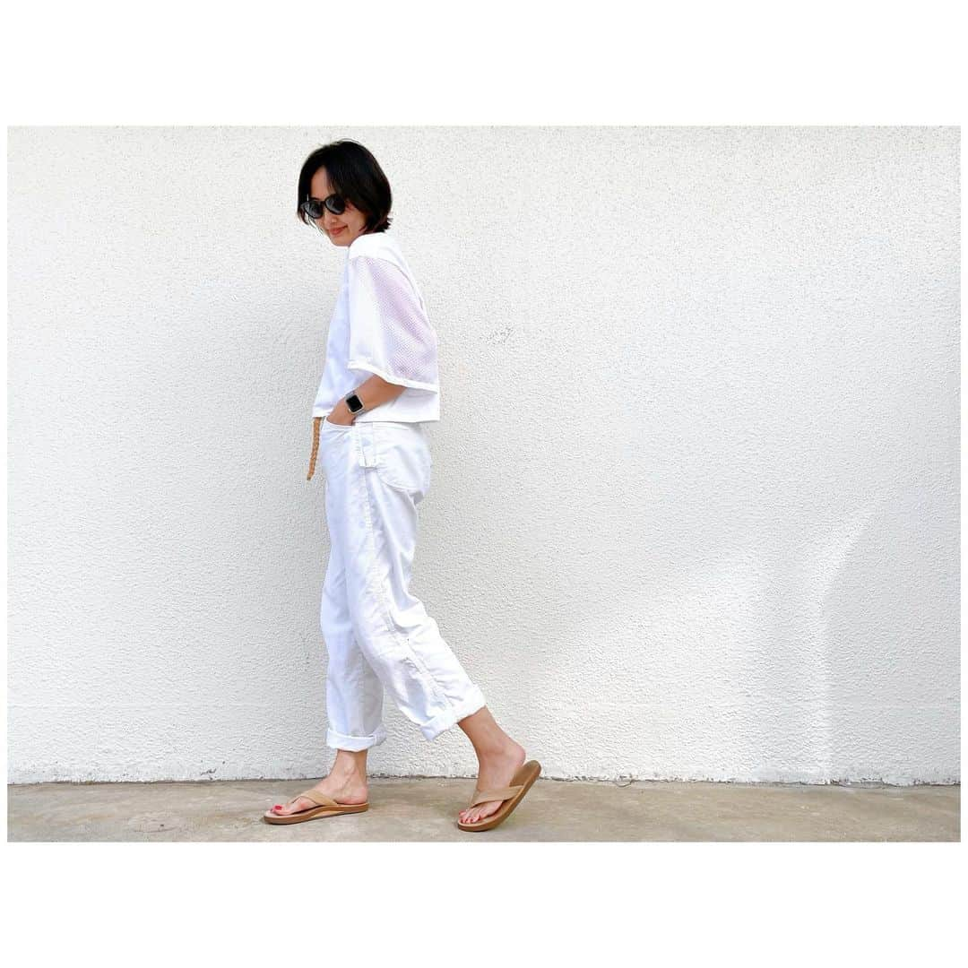 李ヒャンさんのインスタグラム写真 - (李ヒャンInstagram)「Tops/ @herfee_official  Pants/ #used Shoes/ #converse #deckstar  ホワイトコーデ♡ 白パンツやっぱり汚れが気になるけど、既に汚れやらダメージがある古着なので全く気にならない😅 トップスは本日入荷のMESH T。 これお袖部分がメッシュなので風通しが良すぎー。 着丈が少し短めなのでボトムとのバランスもとりやすいですし、袖なし苦手な方にもおすすめです✌️ ピラティスの時にも使えそうなので私は2色買い😙 他にも新作たくさん入荷しているのでぜひチェックしてみてください♡ #fashion #style #ootd #outfits #herfee #herfee_official」4月30日 12時21分 - 73hyang