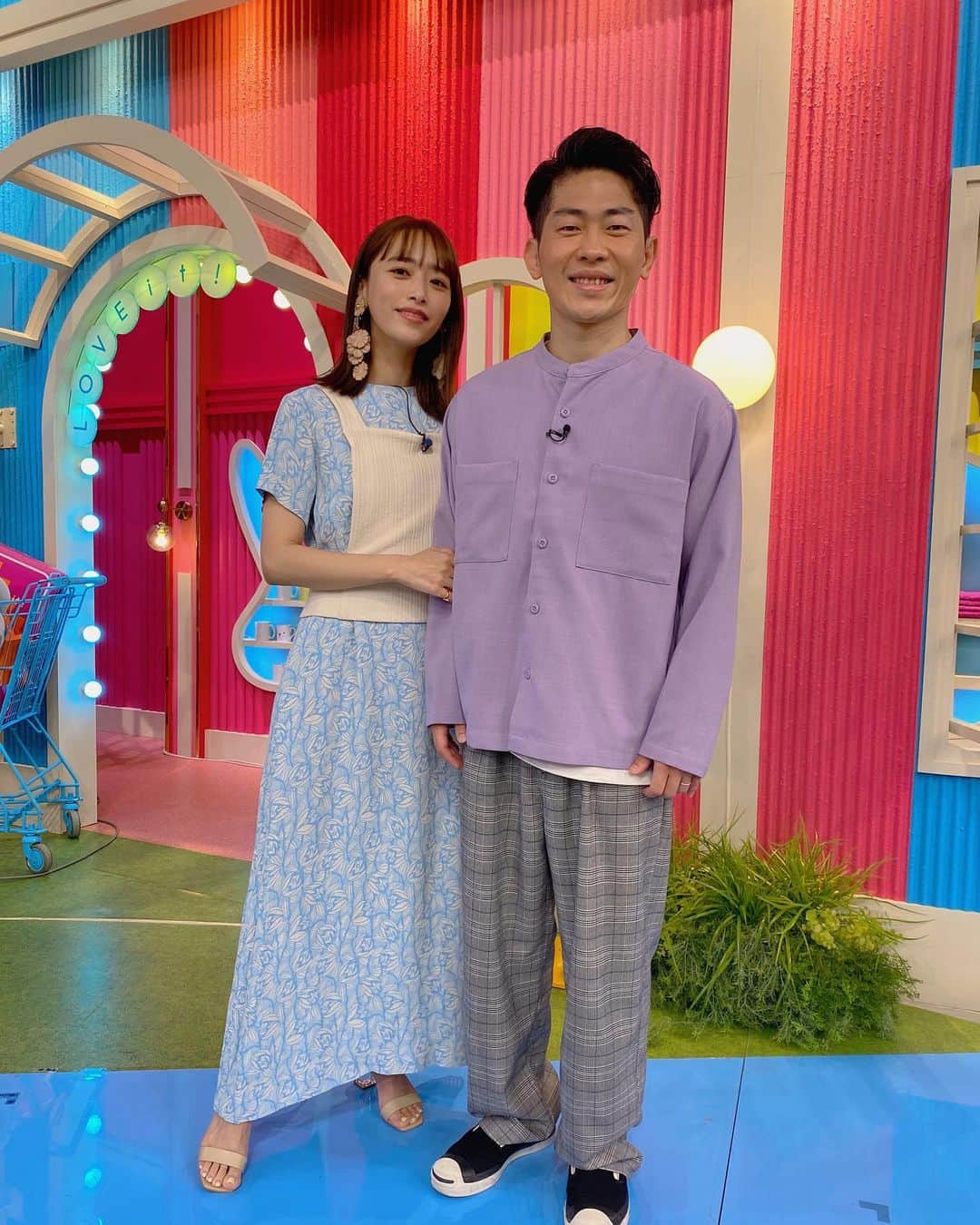 近藤千尋のインスタグラム：「金曜日といえばラヴィット〜♥️笑 今日もありがとうございました✨✊ いよいよラヴィットハウスDIY始動します🌼😚 テレビの前で是非応援していて下さい😘✨ 今日はおっきなピアス 可愛かったなぁ、、😍  さて、私は今からGWです🌼 GWは毎年娘のお誕生日が🎂  残念ながら当初の予定は キャンセルですが、、 パパママで、 娘を喜ばせれるように 頑張るぞーーー☺️❗️  みなさま、素敵なGWを😌  ウェア、イヤリング @fumietanaka_jp  他アクセサリー @roomx601  シューズ @dianashoespress  #熱海 #ラヴィットハウス」