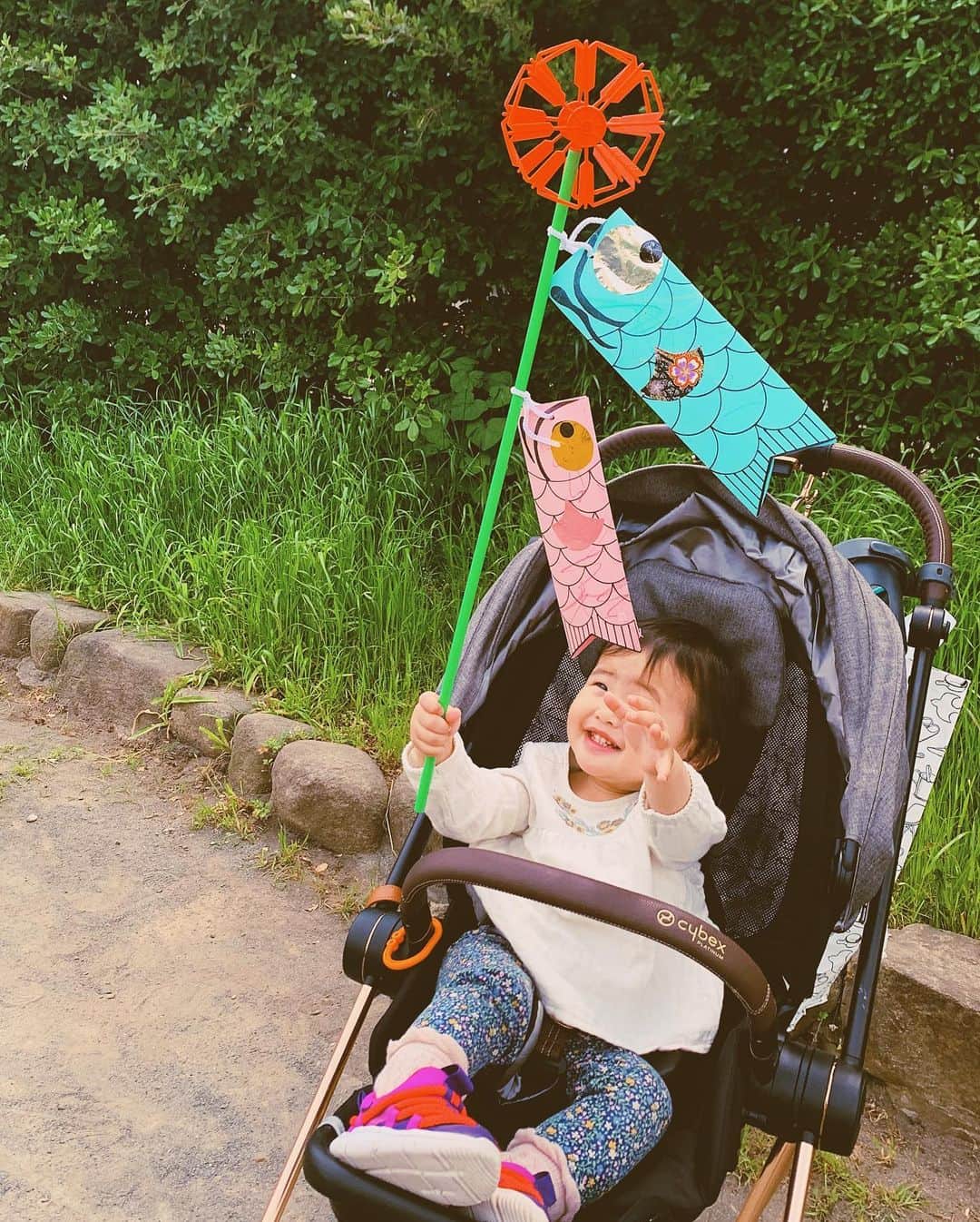 来夏のインスタグラム：「#🎏 健やかに育ってねー✨ 子どもが作った無心の作品、 なんてアーティスティックなんだ！👏🏽💎☺️ 我が家の宝物❤️ #1歳4ヶ月 #女の子ママ #こいのぼり」