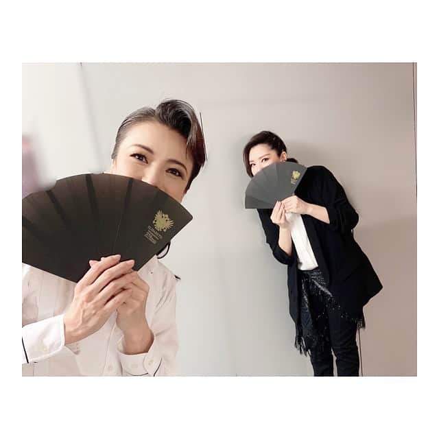 瀬奈じゅんさんのインスタグラム写真 - (瀬奈じゅんInstagram)「﻿ ﻿ エリザガラコンサート花組ver、当時のメンバーと。﻿ ﻿ ②みどりに、必ず三人で撮らされる……満足ですか？﻿ ③ゆみこー！軍服風ジャケット脱いじゃった爽やかルドルフ。﻿ ゆみこの笑顔が好き。﻿ ④りせー！かわいいが過ぎる、二児の母。﻿ ウィーン少年合唱団のような歌声。﻿ ﻿ ﻿ あれから約２０年だって……自分の中身がまったく変わっていない恐怖よ……。﻿ ﻿ ﻿ #エリザベート　﻿ #ガラコンサート　﻿ #明日も﻿ #ライブ配信﻿ #2002年花組　　﻿ #私が踊る時 は﻿ #この花組公演から﻿ #春野寿美礼 さん﻿ #大鳥れい さん﻿ #彩吹真央 さん﻿ #望月理世 さん﻿ #扇けい さん﻿ #愛純もえり さん﻿ #瀬奈じゅん」4月30日 12時29分 - junsena_official