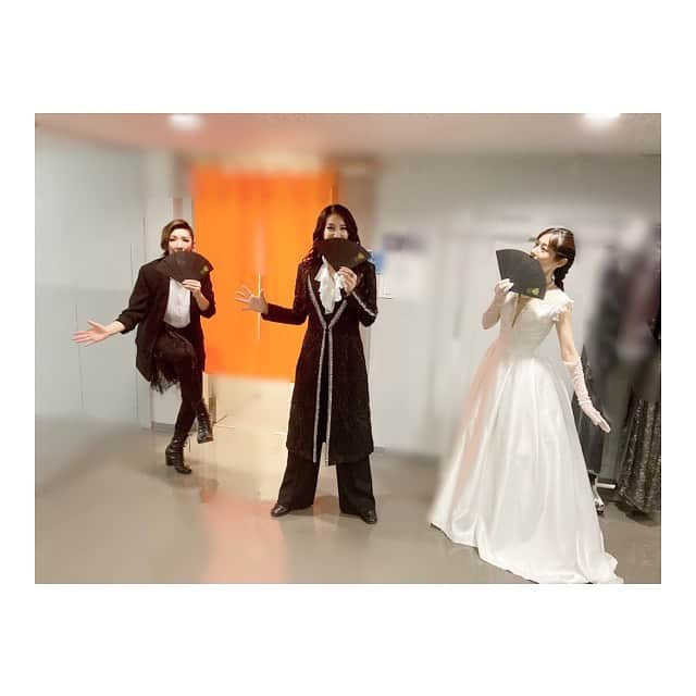 瀬奈じゅんさんのインスタグラム写真 - (瀬奈じゅんInstagram)「﻿ ﻿ エリザガラコンサート花組ver、当時のメンバーと。﻿ ﻿ ②みどりに、必ず三人で撮らされる……満足ですか？﻿ ③ゆみこー！軍服風ジャケット脱いじゃった爽やかルドルフ。﻿ ゆみこの笑顔が好き。﻿ ④りせー！かわいいが過ぎる、二児の母。﻿ ウィーン少年合唱団のような歌声。﻿ ﻿ ﻿ あれから約２０年だって……自分の中身がまったく変わっていない恐怖よ……。﻿ ﻿ ﻿ #エリザベート　﻿ #ガラコンサート　﻿ #明日も﻿ #ライブ配信﻿ #2002年花組　　﻿ #私が踊る時 は﻿ #この花組公演から﻿ #春野寿美礼 さん﻿ #大鳥れい さん﻿ #彩吹真央 さん﻿ #望月理世 さん﻿ #扇けい さん﻿ #愛純もえり さん﻿ #瀬奈じゅん」4月30日 12時29分 - junsena_official