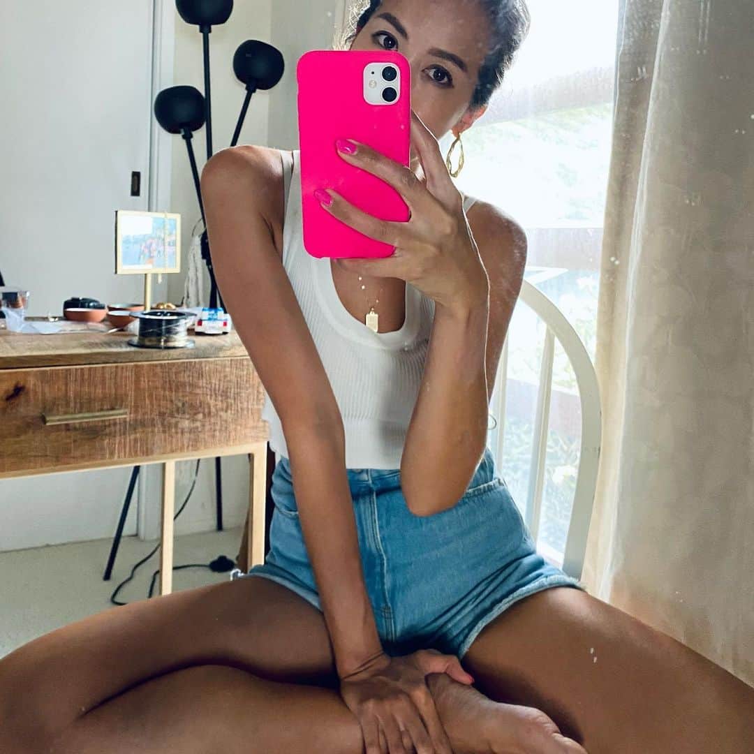 のインスタグラム：「ショキンピンクのネイルにホットピンクの携帯ケース🤣💓 派手色好きで、母ちゃんまたまたネイルに続きさらにどうした？と言われるよね🤣 大好きな夏はどうしても色モノが欲しくなる💓  この角度なら腕の傷も目立たないでしょ😬」