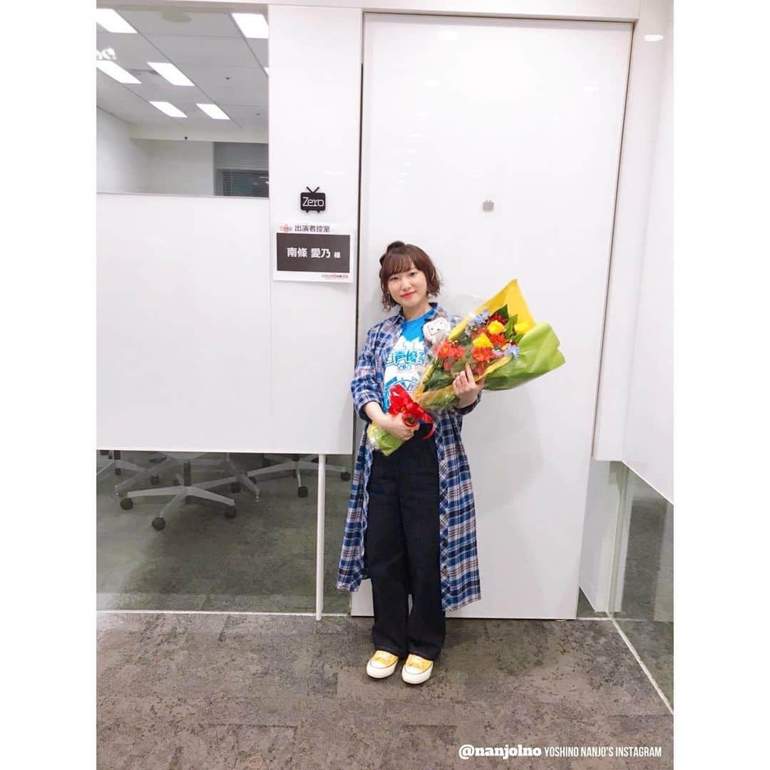 のインスタグラム：「#超声優祭2021﻿ ﻿ エンディングのお衣装！﻿ ﻿ ブルーTシャツをメインに﻿ カジュアル、ポップ目に﻿ まとめてみました〜〜﻿ ﻿ 隠れちゃったけど﻿ ニコニコテレビちゃんの﻿ ホワイトとブラック﻿ 2個つけてました‼️﻿ ﻿ 綺麗なお花もありがとうございました😊﻿ ﻿ 超声優祭スタッフのみなさんも﻿ おつかれさまでした‼️‼️﻿ ﻿ ＊＊＊﻿ ﻿ 衣装 @nittaaaaaki ﻿ ヘアメイク @asamihorie_mua」