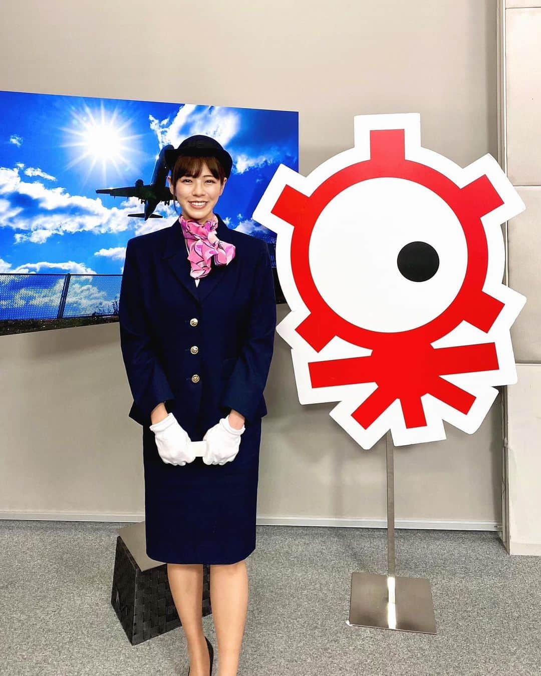 わちみなみのインスタグラム：「お知らせです！﻿ ﻿ こんや　0:20〜﻿ テレビ朝日﻿ 『タモリ倶楽部』出演いたします。﻿ ﻿ 大好きな番組なのでほんとうにうれしい。。﻿ ﻿ 「キャプテンタモリ空を飛ぶ！超高性能フライトシミュレーターで里帰り」﻿ ﻿ この収録のために﻿ CAの友達とアナウンスの練習しました✊🏻﻿ ﻿ ﻿ 同じというとなんだかおこがましいのですが笑﻿ 本当に同じ福岡市内出身の﻿ タモリさんと、﻿ カンニング竹山さんと一緒に﻿ フライトシュミレーターで﻿ 福岡に里帰りさせていただきました✨！﻿ ﻿ ﻿ 飛行機、地理大好きで﻿ いつも上空から地形を眺めている身としては﻿ 　﻿ 好きな航路でいろんな山の表情が見られて、﻿ ﻿ 好きな陽の傾きのころにいい角度から好きな島が見られて、、﻿ ﻿ めちゃくちゃ興奮しました。﻿ ﻿ (高校生のときはJALで職業体験させていただいたり、理系だったので地理選択で国立2次試験まで地理を勉強してたんです﻿ ﻿ ﻿ タモリ倶楽部をみていて﻿ 地理の人気がないことを﻿ 知ったのですが、地理は素晴らしいです。﻿ 人生を豊かにしてくれます。﻿ こうやって書くと魅力が伝わらない。笑﻿ ﻿ もっと地理のお話したかった。。。！﻿ ﻿ ﻿ ﻿ それにしても﻿ フライトシュミレーターが凄すぎて、﻿ リアルすぎて、本当にお二方と里帰りできた﻿ 気持ちになれて。。(夢のよう！！！)﻿ ﻿ 生まれ育った土地の話をすればするほど﻿ ちょっぴり切なくもなってしまいましたが﻿ ﻿ 素敵な時間を過ごさせていただけました。﻿ ﻿ 本当にありがたい。﻿ ご褒美のお仕事でした。﻿ ぜひご覧ください。﻿ ﻿ 福岡最高です！﻿ ﻿ ﻿ 最高なものが散らばりすぎてしまいました。笑﻿ それほど楽しかったんです。﻿ ﻿ お二方には祖母の実家のお酒﻿ 庭のうぐいす﻿ 贈らせていただけて、それも嬉しかった✨﻿ ﻿ #タモリ倶楽部　#福岡﻿ #テレビ朝日　#告知　#わちみなみ﻿ #CA」