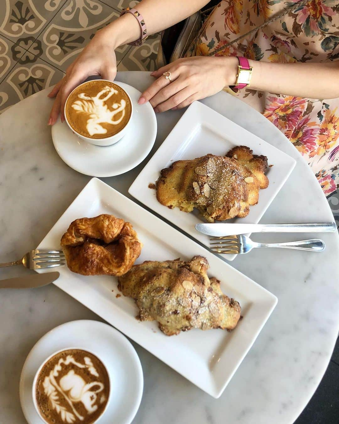 まゆまゆさんのインスタグラム写真 - (まゆまゆInstagram)「. ハワイのコーヒーショップ☕️🌺 いきなり思い出に浸る。。。 早くここのカフェに行きたい☕️ ハワイ感はないけど味が最高に美味しい❣️ コーヒーはもちろん、パンが美味しすぎる🥺 クイニーアマンとチョコバナナアーモンドクロワッサン🥐が大好き。 @konacoffeepurveyors  いつも並んでる😳早く行きたいな🌴 #instagood #instafood  #ハワイ#ハワイグルメ #クイニーアマン #kouignamann #konascoffee  #コナコーヒー#hawaii #ハワイ旅行#思い出」4月30日 12時48分 - 7mayu2mayu