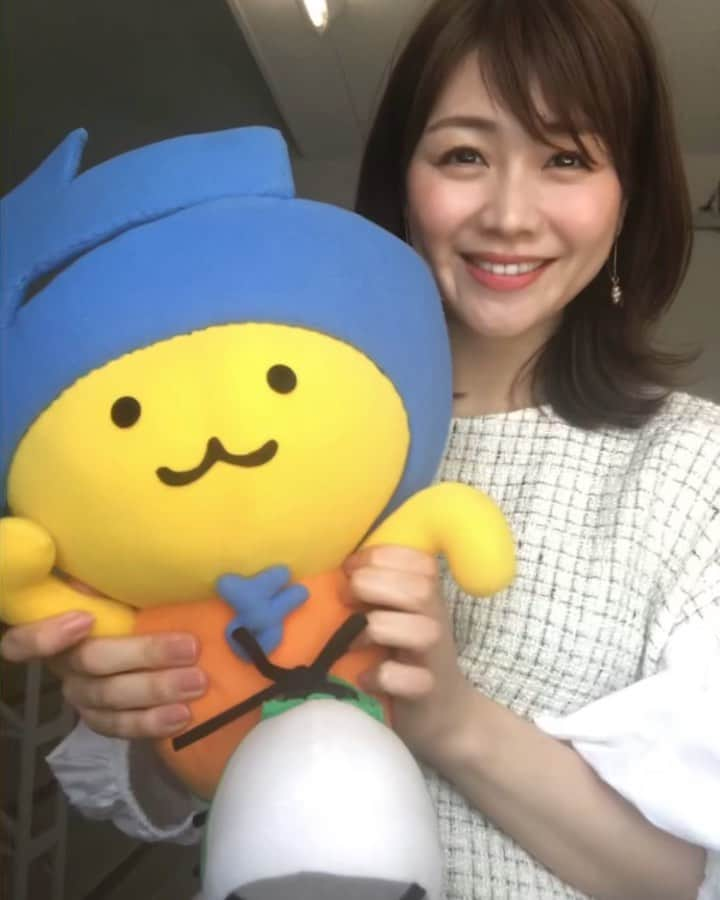 高井瑛子のインスタグラム：「. . お知らせです‼️ . . あすのお昼１２時５５分から 「旅してちょうない。GWに見てちょうない。」が 放送されます🥳✨ . 旅ちょコンビがこれまでお邪魔したお店を 上中下越に分けて ピックアップしてご紹介します。 . テイクアウトグルメから 可愛いスイーツ お洒落な雑貨などなど GWに見てほしい１時間となっています☺️ . . 朝９時３０分からも 通常通り「まるどりっ！」の放送があります！ . 朝からお昼までUXから目が離せません🥺‼️ . 見てちょ💓 . . ------------------------------------------------- #新潟テレビ21 #ux #まるどり #旅してちょうない #旅ちょ #新潟グルメ #生放送 #アナウンサー #グルメ #新潟県 #上越 #中越 #下越」