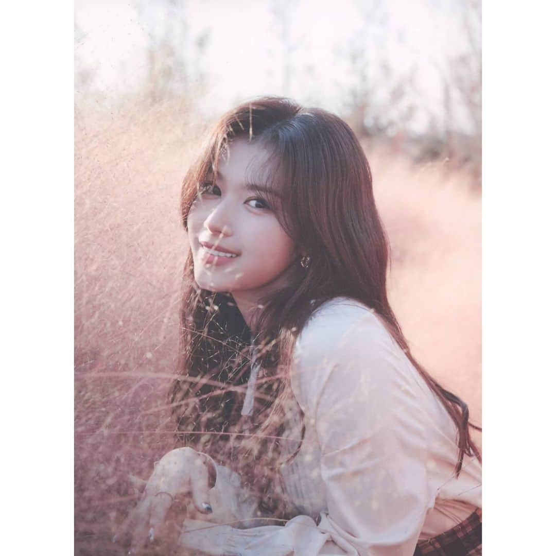 サナさんのインスタグラム写真 - (サナInstagram)「[SCAN] Yes I Am Sana photobook (19) ーーーーーーーーーー Follow > @sana.twice.kr < . @twicetagram #TWICE#트와이스#ONCE#Sana#사나 #Nayeon#나연#Jeongyeon#정연#Momo#모모#Jihyo#지효#Mina#미나#Dahyun#다현#Chaeyoung#채영#Tzuyu#쯔위」4月30日 14時19分 - sana.twice.kr