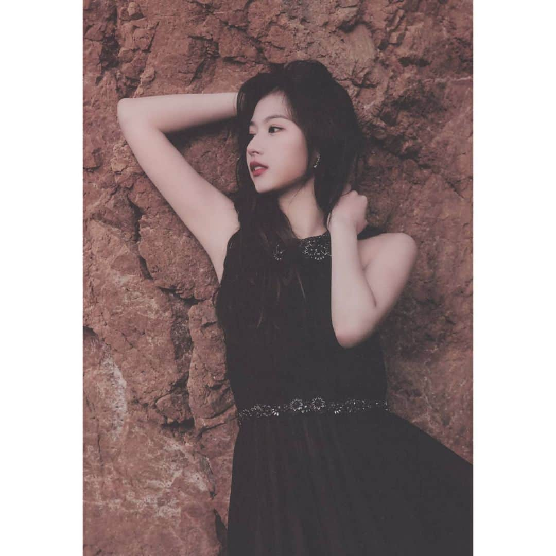 サナさんのインスタグラム写真 - (サナInstagram)「[SCAN] Yes I Am Sana photobook (19) ーーーーーーーーーー Follow > @sana.twice.kr < . @twicetagram #TWICE#트와이스#ONCE#Sana#사나 #Nayeon#나연#Jeongyeon#정연#Momo#모모#Jihyo#지효#Mina#미나#Dahyun#다현#Chaeyoung#채영#Tzuyu#쯔위」4月30日 14時19分 - sana.twice.kr