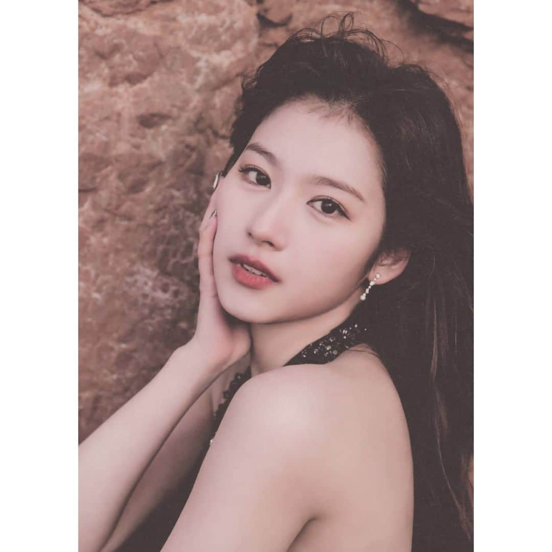 サナさんのインスタグラム写真 - (サナInstagram)「[SCAN] Yes I Am Sana photobook (19) ーーーーーーーーーー Follow > @sana.twice.kr < . @twicetagram #TWICE#트와이스#ONCE#Sana#사나 #Nayeon#나연#Jeongyeon#정연#Momo#모모#Jihyo#지효#Mina#미나#Dahyun#다현#Chaeyoung#채영#Tzuyu#쯔위」4月30日 14時19分 - sana.twice.kr