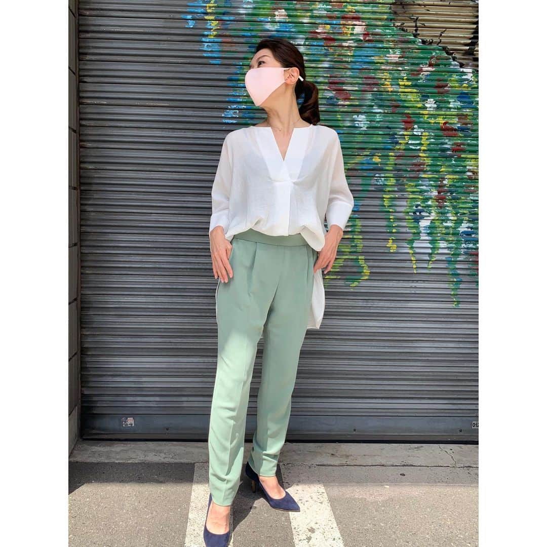坂田陽子さんのインスタグラム写真 - (坂田陽子Instagram)「@liesse_official さんにお借りした衣装が 今日の気持ち良い天気に あまりにもマッチしてたので、 スタジオの外でメイクさんに撮ってもらいました😆 ・ 今年っぽいミントグリーンのタック入りパンツと、 心地よい風が身体を抜けていくようなフンワリとしたシャツ。汗ばむくらいの今日の気候にピッタリ！ ・ そして！！ 今日撮影で紹介させて頂いたこのマスクが凄い‼️（マスクネタ多め🤣） ・ 福井の　#小杉織物　さんの 絹マスク。その名も 息ラク「シルクールマスク」 なんと、両面シルク‼️ しかもその間に抗ウィルスフィルターと不織布を挟むという4層構造。なのに、軽い着け心地。 息苦しさもなく、マスクをしていてこんなに喋りやすいのは初めて😆😆 立体的な作りで小顔効果も抜群！（と、私は勝手に思ってる笑）ラインが綺麗で横顔がシュッとする🤣🤣（と、勝手に思っている笑笑） さすが、着物メーカーの職人さん達が手仕上げしてるだけあります！ ・ 勿論手洗い🆗! マスクによる肌荒れに悩んでる方にもおススメです。 ・ ・  #シルクールマスク #息ラク　#息ラクマスク #シルクマスク　 #抗ウィルスフィルター #マスクの美しさ　をお見せしようと #横顔のラインを強調したら #なんだかイキってる 😂」4月30日 23時53分 - yokosakata