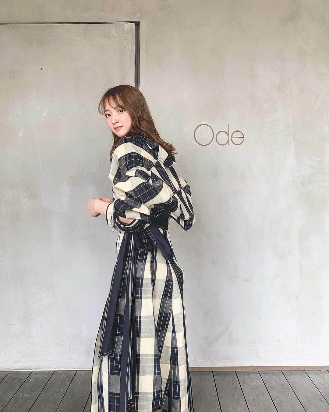 大野愛友佳のインスタグラム：「一目惚れしたセットアップ🦨 広尾でのランチにて...。  セットアップ好きな私としては◎ 胸元までの丈感とゆったりとしたバックスタイルにきゅん。  スカートにもスリットが入ってて、 サイドリボンもステッチがかわいくて好み◎  大好きなシルエットです。  #セットアップコーデ#チェックコーデ#女子会コーデ#デートコーディネート#広尾ランチ#モノトーンコーデ#お呼ばれコーデ#休日デート#スタイルアップコーデ#広尾グルメ」