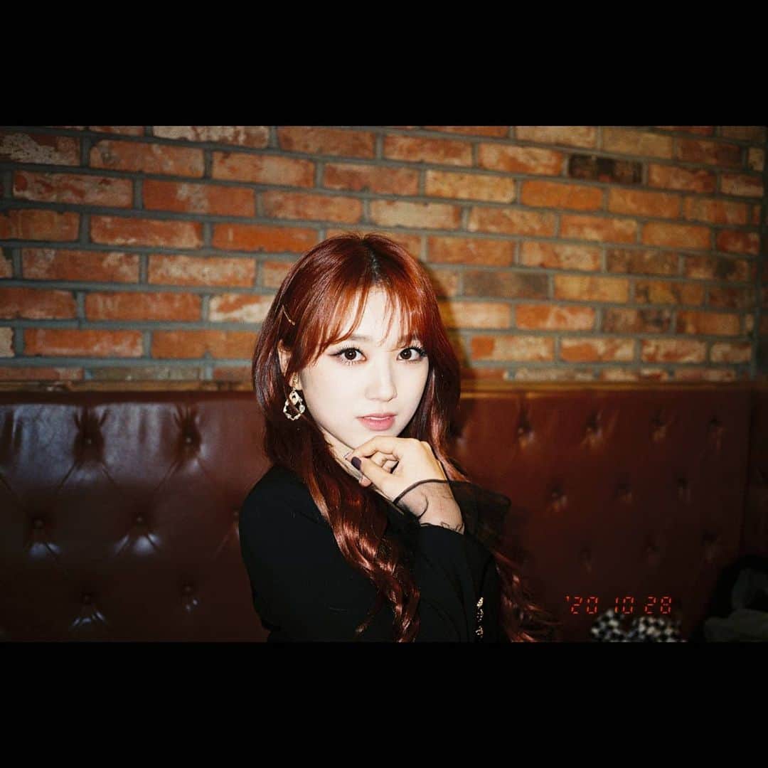 IZ*ONEのインスタグラム：「Eyes on me! 하나가 되는 순간 모두가 주목해.  함께해온 시간동안 변함없는 아이즈원의 세상이자 빛이 되어주셔서 감사합니다.  지금까지 아이즈원이었습니다. 감사합니다.  #IZONE #아이즈원 #アイズワン」