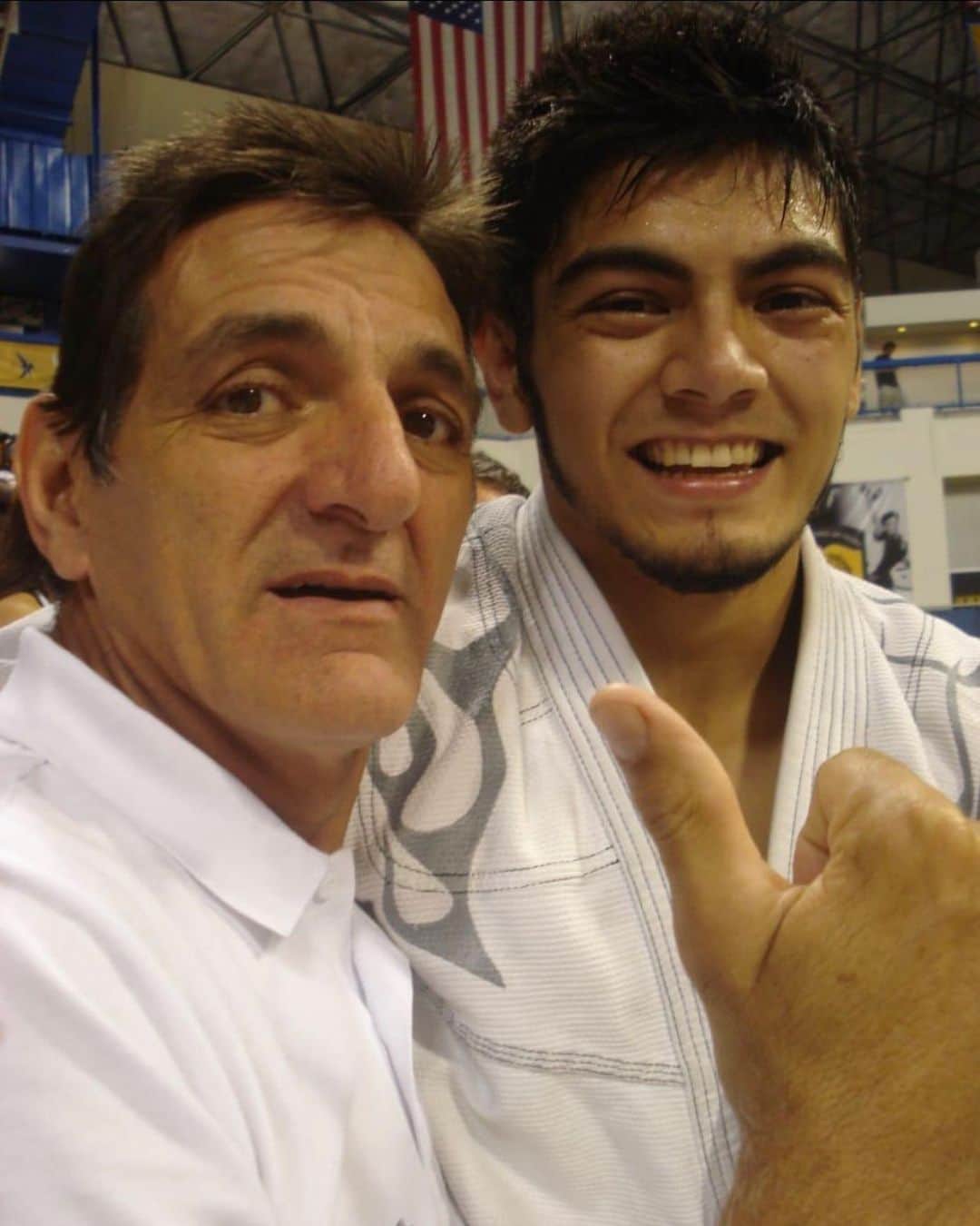 のインスタグラム：「Hoje faz 10 anos que perdi o maior motivo e razão da minhas lutas o cara que me ensinou tudo que eu sei sobre jiu-jítsu e sobre ser um ser humano como fico triste de pensar que não pude te mostrar em vida tudo que eu consegui e tudo que me tornei graças ao senhor meu pai,tenho minha linda família 👨‍👩‍👧‍👧 minhas filhas que sempre conto histórias sobre o senhor vivo do esporte que o senhor me ensinou desde meus 4 anos sou feliz por tudo que tenho q consegui que conquistei graças ao senhor e seus ensinamentos espero que tenha orgulho do homen que me tornei pois até hoje em tudo que faço eu ainda penso qual seria sua opinião se iria gostar ou não QUEM DISSE QUE O TEMPO CURA AS COISAS NUNCA AMOU DE VERDADE O TEMPO TE FAZ ACEITAR MAS A DOR E A SAUDADE AINDA É A MESMA MEU PAI TE AMO ETERNAMENTE 🙏🏼. 10 years ago I lost my father, the saddest day of my life ..... but wait for good news to come...🙏🏼」
