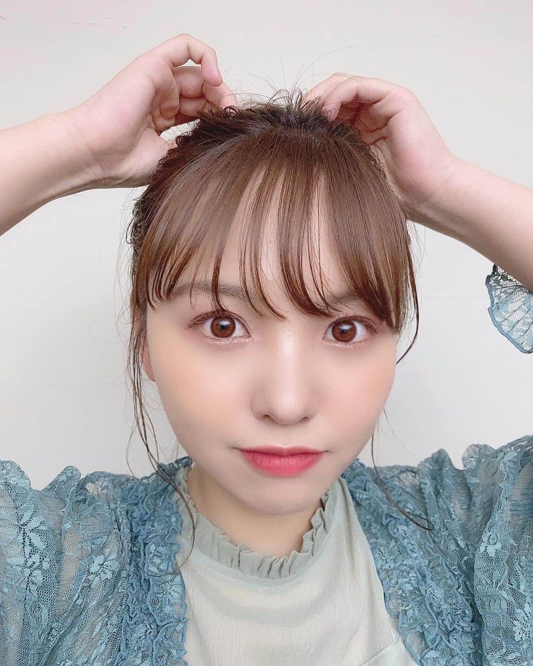 本郷柚巴のインスタグラム：「グラビア水着も楽しくて めちゃくちゃ嬉しいです  洋服も大好きなんです🌟  #緑 #お団子ヘア」
