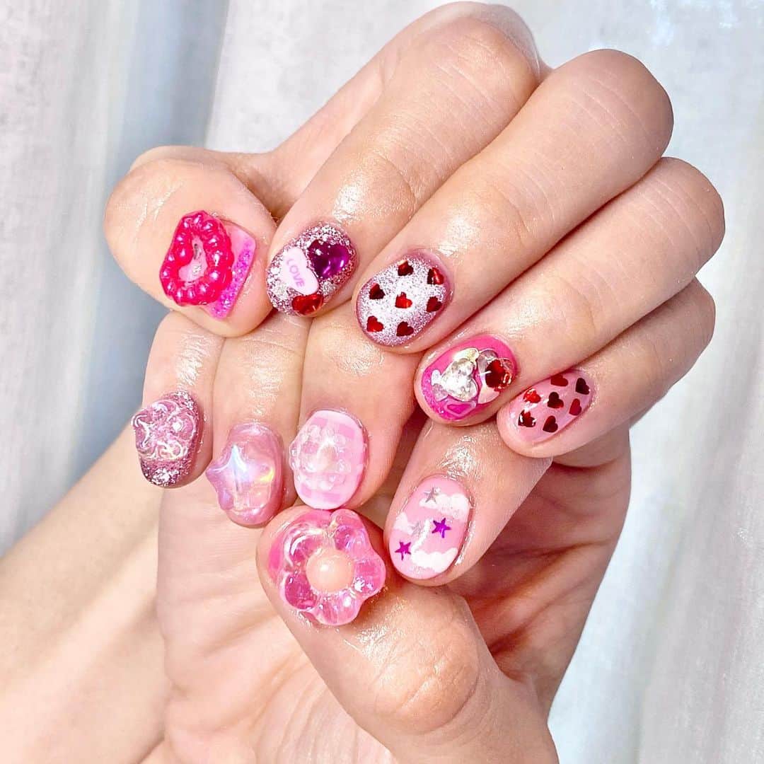 ぱいぱいでか美のインスタグラム：「もーうすぐハッピバースディ！ . お誕生日近いのでそんな感じのネイルにしてきました💗 5/3に30歳になるので、左手にハートを30個！(数えてみて😂) 右手はお花と星のモチーフで 色味や柄はやっぱりピンクで💗💗 信頼しまくりのキャベツさんに拘りたいとこだけ伝えて あとは大体任せました💖 不便そうなくらいでかいパーツ好き✌🏻 何故なら実は別に不便じゃないから✌🏻 ハート30個、キャベツさんと一生懸命数えながら載せてもらった😂 キャワキャワのお爪で30歳になります。 お誕生日のライブは延期になったけど当日はYouTubeライブで 無料の生配信もするし テレビ電話のような特典会もやるので 良かったら見てください👀 ハイライトに載せときます！ . #nail #lovlnail #lovl」