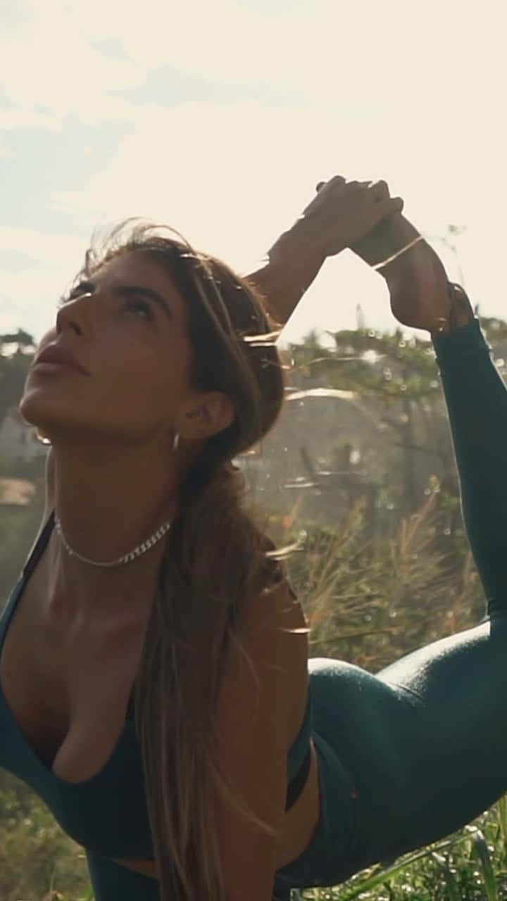 Rachel Apollonioのインスタグラム：「Melhor time de Yoga Tecnico do mundo ❤️ @yogaliveeteam  @yogalivee  Video: @vidal25_」