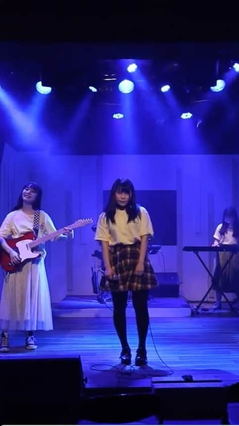 のインスタグラム：「・ ・ TEAM RevArt 第2回公演『たいようの歌』劇中歌 4/26 A班トークショー(YouTube LIVEより)  バンド演奏：Chart=Momeation  ボーカル：晴歌（#神月柚莉愛） ギター：芽衣（#田中杏佳）@kyoka_t_m_ ベース：一樹（#西内琢馬）@takuma_110503 ドラム：健（#ゆからま）@02yn12 キーボード：美優（#豊田晏澄）@toyodazuazu3  楽曲提供：#柳沼優花 さん @yuuchan_sing24   #たいようの歌#舞台#バンド#ストレートプレイ#TEAMRevArt#演奏」