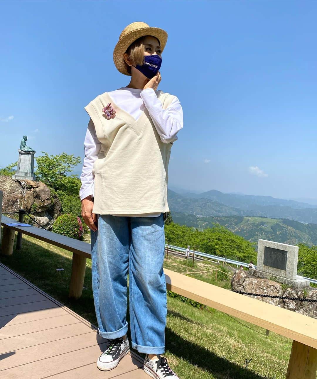 熊谷真実さんのインスタグラム写真 - (熊谷真実Instagram)「肩がずるっとなってますが。 今日は掛川にロケでした。  掛川！ めっちゃ良いところでした、 初めて茶畑見ました！  今日のお洋服はセプティモエルムさんで購入  長袖でちょうどいい  #熊谷真実 #セプティモエルム #sbsorange #月曜レギュラー #」5月1日 0時57分 - mami_kumagai310