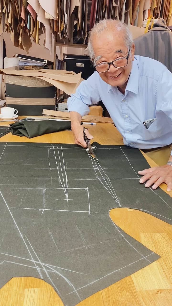 チャーリーアレンのインスタグラム：「Mr Moto our Master cutter describing the process of creating shape when cutting a jacket.  Cloth: @hollandandsherryapparel -worsted whipcord」