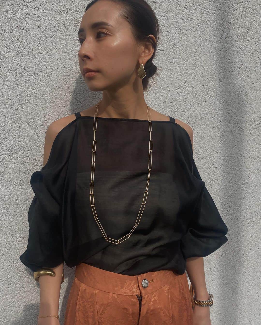 黒石奈央子さんのインスタグラム写真 - (黒石奈央子Instagram)「かただしるっく。  . . medi sheer off shoulder blouse ¥13000 5/14 medi elastic jaquard pt ¥15000 5/14 . オチ感のあるジャガードのパンツは楽ちんすぎていろち買いしました！ オフショルダーとっぷすはカラー展開がキャワなんだよ！ 、 .  @ameri_shinjuku @amerivintage @ameri_daikanyama @ameri.shinsaibashi  @ameri_omotesando #ameri#amerivintage #fashion #vintagefashion #coordinate#ootd#outfit#osanposnap #705_outfit #大人ファッション #大人コーディネート #大人スタイル #modestyle #modefashion#modecasual」4月30日 17時02分 - blackstone705